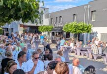 35 Jahre „Alte Ziegelei“: Große Fete mit Livemusik, Feuer-Acts und DJs Der große Innenhof der "Alten Ziegelei" war bei der Jubiläumsparty am vergangenen Samstag gut gefüllt. Foto: Annett Schlehahn