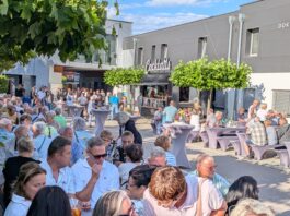 Der gro&szlig;e Innenhof der "Alten Ziegelei" war bei der Jubil&auml;umsparty am vergangenen Samstag gut gef&uuml;llt. Foto: Annett Schlehahn