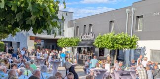 Der gro&szlig;e Innenhof der "Alten Ziegelei" war bei der Jubil&auml;umsparty am vergangenen Samstag gut gef&uuml;llt. Foto: Annett Schlehahn