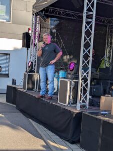 Alte-Ziegelei-Geschäftsführer Jens "Eddy" Woggon bedankte sich bei allen Mitgliedern und Partnern. Foto: Annett Schlehahn