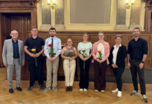 Landrat Uwe Melzer, Matthias Noll und Sabine Lehmann begr&uuml;&szlig;en die neuen Azubis, v.l.: Pierre B&uuml;hner, Julian Tritschler, Laura Alexandra Kinder, Angelina K&ouml;nig und Lillith Schulz. Foto: PM