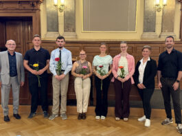 Landrat Uwe Melzer, Matthias Noll und Sabine Lehmann begr&uuml;&szlig;en die neuen Azubis, v.l.: Pierre B&uuml;hner, Julian Tritschler, Laura Alexandra Kinder, Angelina K&ouml;nig und Lillith Schulz. Foto: PM