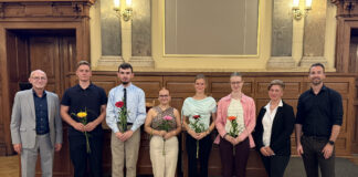 Landrat Uwe Melzer, Matthias Noll und Sabine Lehmann begr&uuml;&szlig;en die neuen Azubis, v.l.: Pierre B&uuml;hner, Julian Tritschler, Laura Alexandra Kinder, Angelina K&ouml;nig und Lillith Schulz. Foto: PM