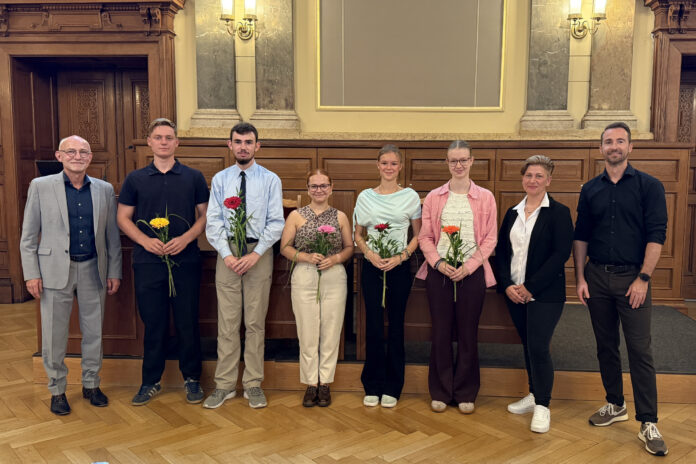 Landrat Uwe Melzer, Matthias Noll und Sabine Lehmann begrüßen die neuen Azubis, v.l.: Pierre Bühner, Julian Tritschler, Laura Alexandra Kinder, Angelina König und Lillith Schulz. Foto: PM Landrat Uwe Melzer, Matthias Noll und Sabine Lehmann begrüßen die neuen Azubis, v.l.: Pierre Bühner, Julian Tritschler, Laura Alexandra Kinder, Angelina König und Lillith Schulz. Foto: PM