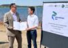 Störmthaler See: Land fördert neue Strandpromenade mit 10,75 Millionen Euro Wirtschaftsminister Dirk Panter hatte einen Spendenscheck für den "Störmi" dabei: Der Großpösnaer Bürgermeister Daniel Strobel kann damit die Entwicklung der Grunaer Bucht in Angriff nehmen. Foto: SMWA