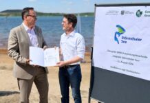 Störmthaler See: Land fördert neue Strandpromenade mit 10,75 Millionen Euro Wirtschaftsminister Dirk Panter hatte einen Spendenscheck für den "Störmi" dabei: Der Großpösnaer Bürgermeister Daniel Strobel kann damit die Entwicklung der Grunaer Bucht in Angriff nehmen. Foto: SMWA