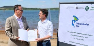 Wirtschaftsminister Dirk Panter hatte einen Spendenscheck f&uuml;r den "St&ouml;rmi" dabei: Der Gro&szlig;p&ouml;snaer B&uuml;rgermeister Daniel Strobel kann damit die Entwicklung der Grunaer Bucht in Angriff nehmen. Foto: SMWA