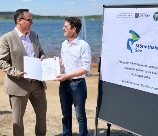 Wirtschaftsminister Dirk Panter hatte einen Spendenscheck f&uuml;r den "St&ouml;rmi" dabei: Der Gro&szlig;p&ouml;snaer B&uuml;rgermeister Daniel Strobel kann damit die Entwicklung der Grunaer Bucht in Angriff nehmen. Foto: SMWA