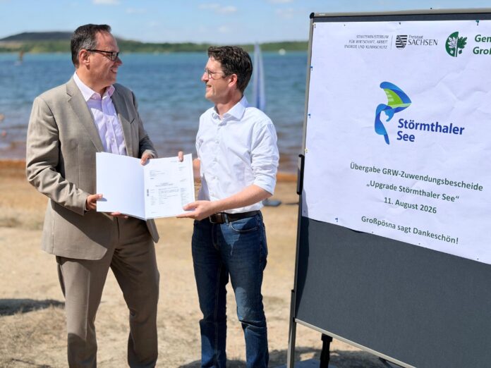 Wirtschaftsminister Dirk Panter hatte einen Spendenscheck für den Wirtschaftsminister Dirk Panter hatte einen Spendenscheck für den