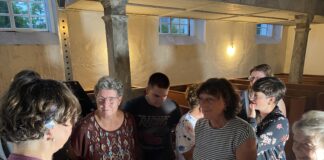 400 Jahre alte Kelche, ein neuer Glanz: Restaurierungsprojekt in Laue zieht viele Besucher an Mit Interesse und Freude betrachten die Besucher des Werkstattabends die restaurierte Taufschale von Laue – ein wichtiges Kulturgut, das für kommende Generationen erhalten bleiben konnte. Foto: Nannette Hoffmann