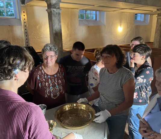 Mit Interesse und Freude betrachten die Besucher des Werkstattabends die restaurierte Taufschale von Laue &ndash; ein wichtiges Kulturgut, das f&uuml;r kommende Generationen erhalten bleiben konnte. Foto: Nannette Hoffmann