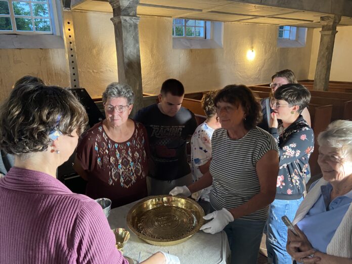 Mit Interesse und Freude betrachten die Besucher des Werkstattabends die restaurierte Taufschale von Laue – ein wichtiges Kulturgut, das für kommende Generationen erhalten bleiben konnte. Foto: Nannette Hoffmann Mit Interesse und Freude betrachten die Besucher des Werkstattabends die restaurierte Taufschale von Laue – ein wichtiges Kulturgut, das für kommende Generationen erhalten bleiben konnte. Foto: Nannette Hoffmann