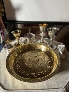 Restauratorin Christina Neubacher präsentiert die restaurierten liturgischen Gefäße aus dem Pfarrbereich Schenkenberg – sogenannte „Vasa Sacra“, um deren Konservierung sie sich seit drei Jahren kümmert. Foto: Nannette Hoffmann