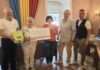 Mit zwei neuen Defibrillatoren werden die Sportst&auml;tten in Schm&ouml;lln ausgestattet - dar&uuml;ber freuen sich Thomas Wagner (Vorstandsvorsitzender des ASB Kreisverband Altenburg/Schm&ouml;lln), Sonja Reichardt (Gesch&auml;ftsf&uuml;hrerin ASB Kreisverband Altenburg/Schm&ouml;lln), Jacqueline R&ouml;del (Leitung Hauptamt Stadt Schm&ouml;lln), Enrico Reichardt (ASB Kreisverband Altenburg/Schm&ouml;lln) und B&uuml;rgermeister Sven Schrade (von links). Foto: Stadt Schm&ouml;lln