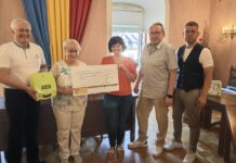 Mit zwei neuen Defibrillatoren werden die Sportst&auml;tten in Schm&ouml;lln ausgestattet - dar&uuml;ber freuen sich Thomas Wagner (Vorstandsvorsitzender des ASB Kreisverband Altenburg/Schm&ouml;lln), Sonja Reichardt (Gesch&auml;ftsf&uuml;hrerin ASB Kreisverband Altenburg/Schm&ouml;lln), Jacqueline R&ouml;del (Leitung Hauptamt Stadt Schm&ouml;lln), Enrico Reichardt (ASB Kreisverband Altenburg/Schm&ouml;lln) und B&uuml;rgermeister Sven Schrade (von links). Foto: Stadt Schm&ouml;lln