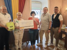 Mit zwei neuen Defibrillatoren werden die Sportst&auml;tten in Schm&ouml;lln ausgestattet - dar&uuml;ber freuen sich Thomas Wagner (Vorstandsvorsitzender des ASB Kreisverband Altenburg/Schm&ouml;lln), Sonja Reichardt (Gesch&auml;ftsf&uuml;hrerin ASB Kreisverband Altenburg/Schm&ouml;lln), Jacqueline R&ouml;del (Leitung Hauptamt Stadt Schm&ouml;lln), Enrico Reichardt (ASB Kreisverband Altenburg/Schm&ouml;lln) und B&uuml;rgermeister Sven Schrade (von links). Foto: Stadt Schm&ouml;lln