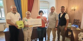 Mit zwei neuen Defibrillatoren werden die Sportst&auml;tten in Schm&ouml;lln ausgestattet - dar&uuml;ber freuen sich Thomas Wagner (Vorstandsvorsitzender des ASB Kreisverband Altenburg/Schm&ouml;lln), Sonja Reichardt (Gesch&auml;ftsf&uuml;hrerin ASB Kreisverband Altenburg/Schm&ouml;lln), Jacqueline R&ouml;del (Leitung Hauptamt Stadt Schm&ouml;lln), Enrico Reichardt (ASB Kreisverband Altenburg/Schm&ouml;lln) und B&uuml;rgermeister Sven Schrade (von links). Foto: Stadt Schm&ouml;lln