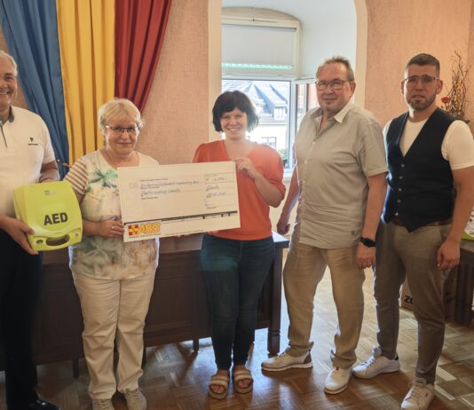 Mit zwei neuen Defibrillatoren werden die Sportst&auml;tten in Schm&ouml;lln ausgestattet - dar&uuml;ber freuen sich Thomas Wagner (Vorstandsvorsitzender des ASB Kreisverband Altenburg/Schm&ouml;lln), Sonja Reichardt (Gesch&auml;ftsf&uuml;hrerin ASB Kreisverband Altenburg/Schm&ouml;lln), Jacqueline R&ouml;del (Leitung Hauptamt Stadt Schm&ouml;lln), Enrico Reichardt (ASB Kreisverband Altenburg/Schm&ouml;lln) und B&uuml;rgermeister Sven Schrade (von links). Foto: Stadt Schm&ouml;lln