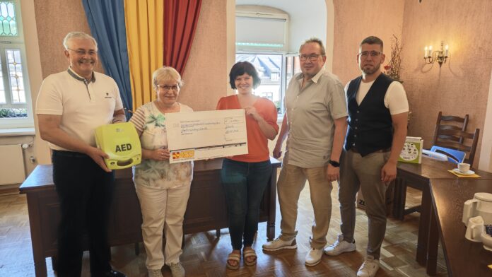 Mit zwei neuen Defibrillatoren werden die Sportst&auml;tten in Schm&ouml;lln ausgestattet - dar&uuml;ber freuen sich Thomas Wagner (Vorstandsvorsitzender des ASB Kreisverband Altenburg/Schm&ouml;lln), Sonja Reichardt (Gesch&auml;ftsf&uuml;hrerin ASB Kreisverband Altenburg/Schm&ouml;lln), Jacqueline R&ouml;del (Leitung Hauptamt Stadt Schm&ouml;lln), Enrico Reichardt (ASB Kreisverband Altenburg/Schm&ouml;lln) und B&uuml;rgermeister Sven Schrade (von links). Foto: Stadt Schm&ouml;lln