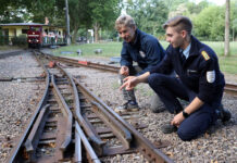 Schwere Zeiten f&uuml;r die Parkeisenbahn am Auensee in Leipzig. Die Schienen udn Weichen m&uuml;ssen erneuert werden. Felix Sch&ouml;nherr und Armin Mucke an den Weichen. Foto: Andr&eacute; Kempner