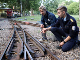 Schwere Zeiten f&uuml;r die Parkeisenbahn am Auensee in Leipzig. Die Schienen udn Weichen m&uuml;ssen erneuert werden. Felix Sch&ouml;nherr und Armin Mucke an den Weichen. Foto: Andr&eacute; Kempner