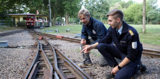 Schwere Zeiten f&uuml;r die Parkeisenbahn am Auensee in Leipzig. Die Schienen udn Weichen m&uuml;ssen erneuert werden. Felix Sch&ouml;nherr und Armin Mucke an den Weichen. Foto: Andr&eacute; Kempner