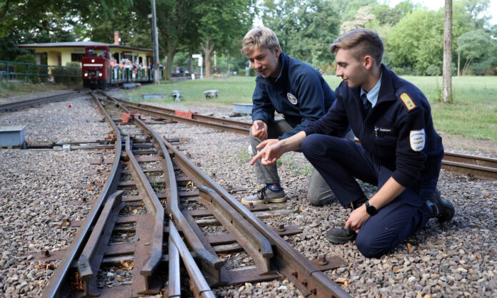Schwere Zeiten für die Parkeisenbahn am Auensee in Leipzig. Die Schienen udn Weichen müssen erneuert werden. Felix Schönherr und Armin Mucke an den Weichen. Foto: André Kempner Schwere Zeiten für die Parkeisenbahn am Auensee in Leipzig. Die Schienen udn Weichen müssen erneuert werden. Felix Schönherr und Armin Mucke an den Weichen. Foto: André Kempner