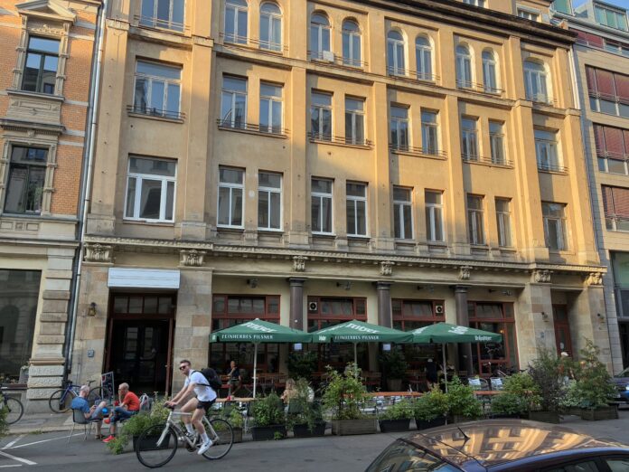 Für die Gottschedstraße 16 gab es schon viele Namen: Metropol, Kammerspiele, Neue Szene, Skala. In Zukunft soll das frühere Theater-Gebäude als Für die Gottschedstraße 16 gab es schon viele Namen: Metropol, Kammerspiele, Neue Szene, Skala. In Zukunft soll das frühere Theater-Gebäude als