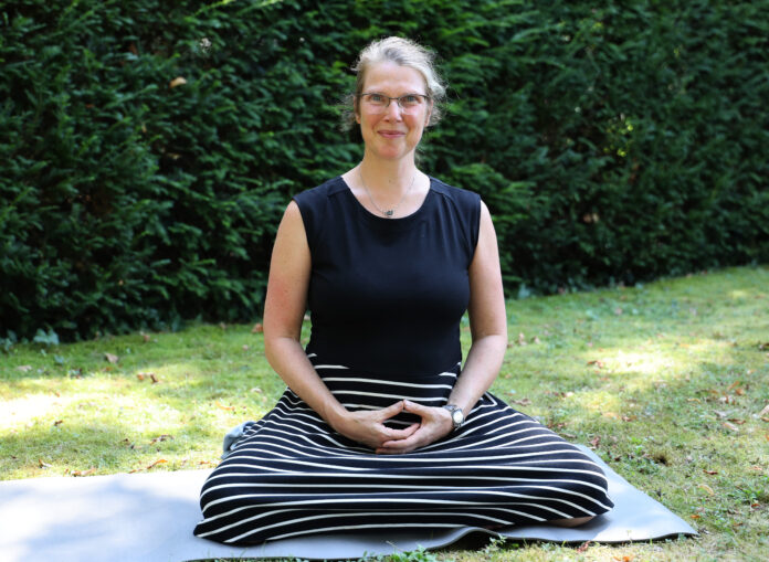 Susanne Krämer ist ehemalige Schauspielerin und bringt Leipziger Lehrkräften bei, in Stresssituationen nicht die Nerven zu verlieren. Ihre Methode: klare Kommunikation und Achtsamkeit. Foto: André Kempner Susanne Krämer ist ehemalige Schauspielerin und bringt Leipziger Lehrkräften bei, in Stresssituationen nicht die Nerven zu verlieren. Ihre Methode: klare Kommunikation und Achtsamkeit. Foto: André Kempner