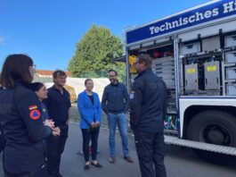 Erhielten einen Einblick in die Arbeit des Technischen Hilfswerks (THW) in Eilenburg: Staatsminister Sebastian Gemkow und Landtagsabgeordnete Tina Trompter. Foto: privat