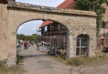 Dank zahlreicher Spenden kann die Deutsche Stiftung Denkmalschutz (DSD) den Bauernhof in Kleinmecka mit 10.000 Euro f&uuml;r die Instandsetzung und Restaurierung eines Torbogens unterst&uuml;tzen. Foto: Denkmalf&ouml;rderung