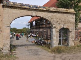 Dank zahlreicher Spenden kann die Deutsche Stiftung Denkmalschutz (DSD) den Bauernhof in Kleinmecka mit 10.000 Euro f&uuml;r die Instandsetzung und Restaurierung eines Torbogens unterst&uuml;tzen. Foto: Denkmalf&ouml;rderung
