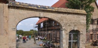 Dank zahlreicher Spenden kann die Deutsche Stiftung Denkmalschutz (DSD) den Bauernhof in Kleinmecka mit 10.000 Euro f&uuml;r die Instandsetzung und Restaurierung eines Torbogens unterst&uuml;tzen. Foto: Denkmalf&ouml;rderung