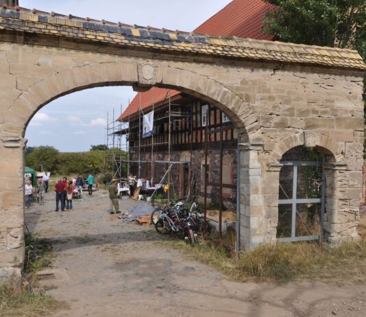 Dank zahlreicher Spenden kann die Deutsche Stiftung Denkmalschutz (DSD) den Bauernhof in Kleinmecka mit 10.000 Euro f&uuml;r die Instandsetzung und Restaurierung eines Torbogens unterst&uuml;tzen. Foto: Denkmalf&ouml;rderung