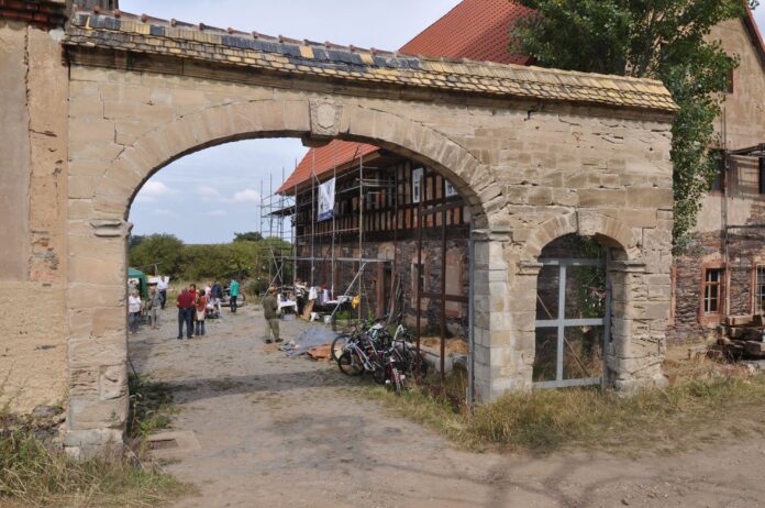 Dank zahlreicher Spenden kann die Deutsche Stiftung Denkmalschutz (DSD) den Bauernhof in Kleinmecka mit 10.000 Euro für die Instandsetzung und Restaurierung eines Torbogens unterstützen. Foto: Denkmalförderung Dank zahlreicher Spenden kann die Deutsche Stiftung Denkmalschutz (DSD) den Bauernhof in Kleinmecka mit 10.000 Euro für die Instandsetzung und Restaurierung eines Torbogens unterstützen. Foto: Denkmalförderung