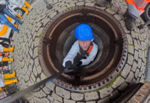 Kanaleinstieg auf dem Richard-Wagner-Platz zum Tag des Toilettenpapiers. Leipziger Wasserwerke informieren &uuml;ber das Thema Kanalisation. Foto: Wolfgang Sens