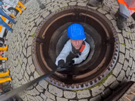 Kanaleinstieg auf dem Richard-Wagner-Platz zum Tag des Toilettenpapiers. Leipziger Wasserwerke informieren &uuml;ber das Thema Kanalisation. Foto: Wolfgang Sens
