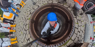 Kanaleinstieg auf dem Richard-Wagner-Platz zum Tag des Toilettenpapiers. Leipziger Wasserwerke informieren &uuml;ber das Thema Kanalisation. Foto: Wolfgang Sens