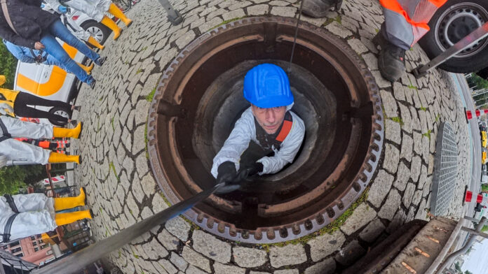 Kanaleinstieg auf dem Richard-Wagner-Platz zum Tag des Toilettenpapiers. Leipziger Wasserwerke informieren &uuml;ber das Thema Kanalisation. Foto: Wolfgang Sens