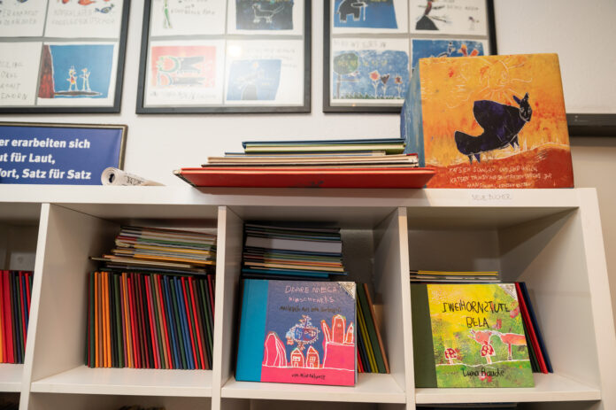 Der Verein Buchkinder kann vorerst weiterarbeiten – dank einer großen Spendenbereit- schaft. Foto: Christian Modla Der Verein Buchkinder kann vorerst weiterarbeiten – dank einer großen Spendenbereit- schaft. Foto: Christian Modla