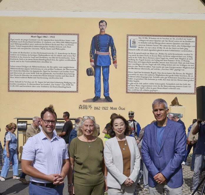Haben die Mori-Ōgai-Gedenkstätte in Nerchau eingeweiht (v.l.): Grimmas Oberbürgermeister Tino Kießig, Organisatorin Regina Lamik die japanische Botschafterin Mitsuko Shino und Grimmas ehemaliger Oberbürgermeister Matthias Berger. Foto: Peter Franke Haben die Mori-Ōgai-Gedenkstätte in Nerchau eingeweiht (v.l.): Grimmas Oberbürgermeister Tino Kießig, Organisatorin Regina Lamik die japanische Botschafterin Mitsuko Shino und Grimmas ehemaliger Oberbürgermeister Matthias Berger. Foto: Peter Franke