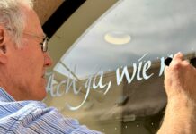 Frank Niemann schreibt Paul Gerhardt Texte an die Schaufenster. Foto: Sebastian Bachran