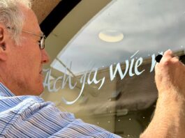 Frank Niemann schreibt Paul Gerhardt Texte an die Schaufenster. Foto: Sebastian Bachran