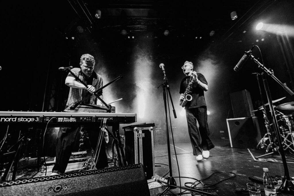 Bei manchen Songs geht es auf der Bühne auch mal wilder zu, wie hier bei "Dau Dubba Dibbie Dubba Däy". Foto: Sandra Ludewig