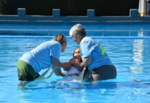 Zehn Menschen empfingen im Rahmen des Tauffestes im Freibad Vollmershain ihre Taufe. Foto: privat