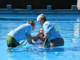 Zehn Menschen empfingen im Rahmen des Tauffestes im Freibad Vollmershain ihre Taufe. Foto: privat