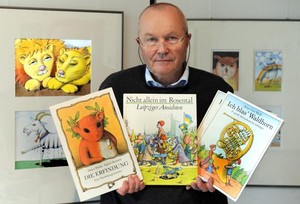 Mit von ihm illustrierten Büchern steht der Grafiker und Buchillustrator Egbert Herfurth im Haus des Buches in Leipzig in einer Ausstellung, aufgenommen am 02.11.2009. Anlaß dieser Exposition war das Erscheinen einer Bibliographie zum 65. Geburtstag, die sein Lebenswerk bilanziert. Gezeigt werden Grafiken, Kinderbücher, Liederbücher und Schulbücher. Der Künstler, der zu den bedeutendsten deutschen Buchillustratoren gehört, hat in den vergangenen Jahrzehnten 140 eigene Bücher illustriert und 130 Bücher mit anderen Künstlern gestaltet. Foto: Waltraud Grubitzsch