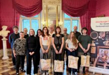 Das Restaurierungsteam der Altenburger Museen und von pons asini mit den Jahrespraktikantinnen 2026/27 Jahrespraktikantinnen Hedwig Becker, Felizita Quenzel, Emma M&auml;rz und Oleksandra Hryshchenko (vordere Reihe v. r.). Foto: PM