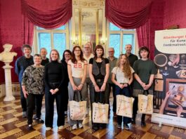 Das Restaurierungsteam der Altenburger Museen und von pons asini mit den Jahrespraktikantinnen 2026/27 Jahrespraktikantinnen Hedwig Becker, Felizita Quenzel, Emma M&auml;rz und Oleksandra Hryshchenko (vordere Reihe v. r.). Foto: PM