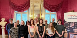 Das Restaurierungsteam der Altenburger Museen und von pons asini mit den Jahrespraktikantinnen 2026/27 Jahrespraktikantinnen Hedwig Becker, Felizita Quenzel, Emma M&auml;rz und Oleksandra Hryshchenko (vordere Reihe v. r.). Foto: PM